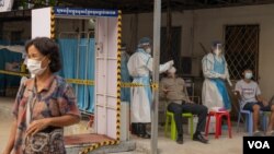 រូប​ឯកសារ៖ បុគ្គលិកសុខាភិបាលយកសំណាកពីពលរដ្ឋដើម្បីធ្វើតេស្តរកជំងឺកូវីដ១៩ ពីប្រជាពលរដ្ឋក្នុងខណ្ឌទួលគោក ក្នុងរាជធានីភ្នំពេញ ប្រទេសកម្ពុជា កាលពីថ្ងៃទី ១៣ ខែឧសភា ឆ្នាំ២០២១។ (ទុំ ម្លិះ/វីអូអេ)