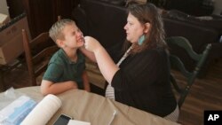 Testiranje dece za istraživanje o koronavirusu, ilustracija (Foto: AP/Mark Humphrey)