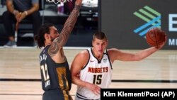 Nikola Jokić u duelu sa centrom Oklahoma Sitija Stivenom Adamsom u prvoj četvrtini utakmice u Orlandu (Foto: AP/Kim Klement/Pool) 