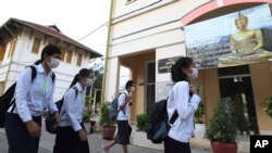 រូបឯកសារ៖ សិស្សានុសិស្ស​ពាក់ម៉ាស់​ដើម្បី​បង្ការ​កុំ​ឲ្យ​ឆ្លង​ជំងឺ​កូវីដ១៩ មុន​ពេល​ពួកគេ​ចូល​រៀន​វេន​ព្រឹក​នៅ​វិទ្យាល័យ​មួយ ក្នុង​រាជធានី​ភ្នំពេញ ថ្ងៃ​អង្គារ ទី២៨ ខែមករា ឆ្នាំ​២០២០។ (AP Photo/Heng Sinith) 