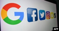 Perusahaan teknologi dan layanan Internet multinasional Amerika, dari kiri : Google, media sosial online Amerika dan layanan jejaring sosial, Facebook, Twitter. (Foto: AFP)