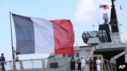 资料照：一艘法国隐形巡防舰停泊在美国关岛海军基地。（2017年5月11日）