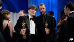 Cillian Murphy, winner of the award for best performance by an actor in a leading role for "Oppenheimer," left, poses with Mstyslav Chernov, winner of the award for best documentary feature film for "20 Days in Mariupol" at the Governors Ball after the Oscars on March 10, 2024,