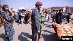 Anggota pasukan keamanan Taliban mengamankan jalan-jalan di Kabul, Afghanistan (foto: dok). 