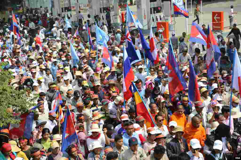 Opposition supporters wave national flags of some Western countries who were signatory parties to the 22 year old Paris Peace Agreement, Phnom Penh, Oct 24, 2013. (Heng Reaksmey/VOA Khmer)