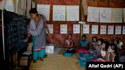 Anak-anak Muslim Rohingya menghadiri sekolah yang disponsori UNICEF di kamp Balukhali, Bangladesh (foto: ilustrasi). 