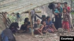 မြန်မာပြည်တွင်းက စစ်ဘေးပဋိပက္ခတွေအတွင်း အိုးအိမ်စွန့်ခွါ ထွက်ပြေးနေကြရတဲ့ ကလေးများ။ (ယခင် မှတ်တမ်းဓာတ်ပုံ)