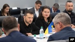 Presiden Ukraina Volodymyr Zelenskyy (kiri tengah) mendengarkan penjelasan saat berkunjung ke Pabrik Amunisi di Scranton, Pennsylvania, pada 22 September 2024. Duta Besar Ukraina untuk AS Oksana Markarova duduk mendampingi Zelenskyy dalam kunjungan itu. (Foto: U.S. Army via AP)