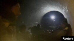 러시아 쿠르스크 지역에서 가스관을 통해 침투 중인 러시아 군 병사들의 모습.