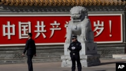 警察和便衣守在共产党万岁的巨幅标语墙前。(2013年11月7日)
