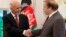Thủ tướng Pakistan Nawaz Sharif (phải) đón tiếp Tổng thống Afghanistan Ashraf Ghani tại tòa nhà thủ tướng ở Islamabad, Pakistan, ngày 15/11/2014.