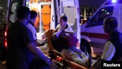 2016年6月28日，伊斯坦布尔的阿塔图尔克机场发生几起爆炸。图为一个受伤的妇女被医务人员抬进救护车。