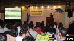 第25届香港国际教育展上的讲座 (美国之音记者申华拍摄)