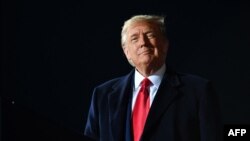 រូបឯកសារ៖ អតីតប្រធានាធិបតីសហរដ្ឋអាមេរិក លោក Donald Trump ទៅចូលរួមការជួបជុំក្រុមអ្នកគាំទ្រលោកនៅក្រុង Swanton រដ្ឋ Ohio ថ្ងៃទី២១ ខែកញ្ញា ឆ្នាំ២០២០។