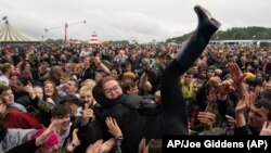 Trodnevni festival koji se održava u centralnoj Engleskoj, jedan je u nizu takozvanih probnih događaja da bi se utvrdilo mogu li se nastaviti masovna okupljanja građana bez rizika za ponovno razbuktavanje pandemije. (Foto: AP/Joe Giddens)