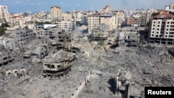 Rumah dan bangunan hancur akibat serangan Israel di Kota Gaza, 10 Oktober 2023. (Foto: REUTERS/Mohammed Salem)
