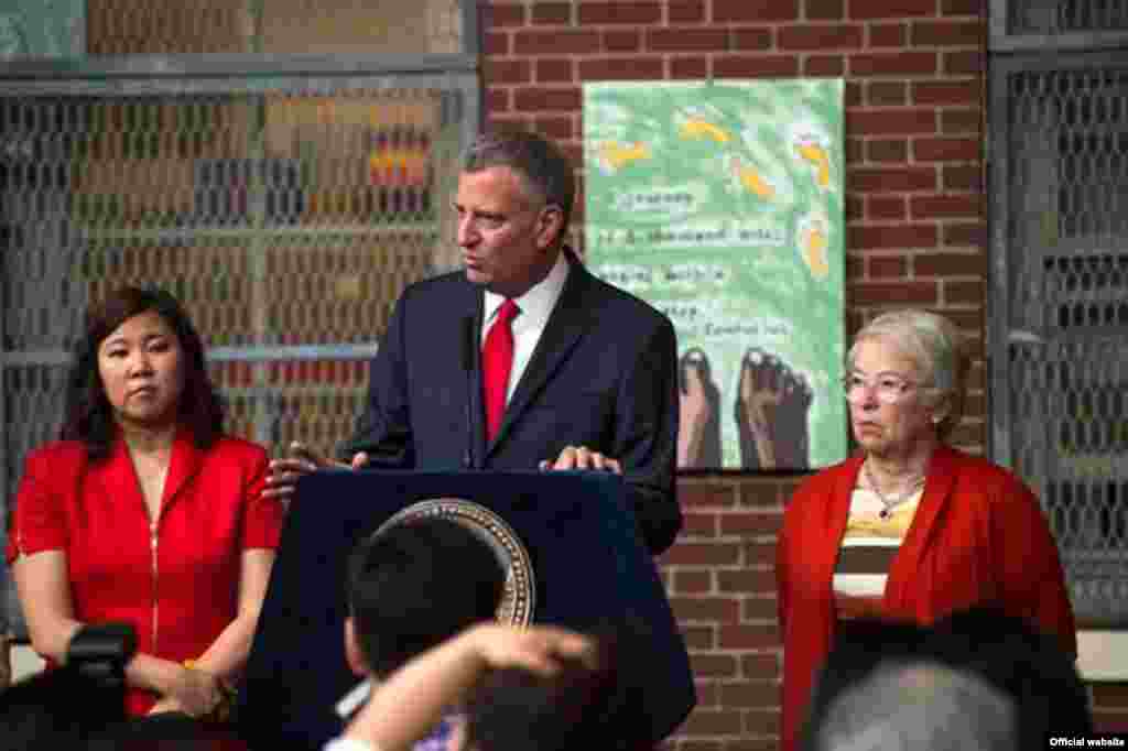 2016年春节前,纽约市长白思豪在第20公立小学宣布农历新年为纽约公校正式假日,左为国会议员孟昭文(纽约市政府网站截图)。2017年1月26日,孟昭文宣布她提出一项决议案(resolution),要求众议院在2017年承认农历新年在历史、文化领域的重要性。决议案还对亚裔美国人以及全世界所有庆祝农历新年的民众表达了最高敬意。这项议案还详细介绍了农历新年的历史和习俗。孟昭文说:“在纽约及全美各地,庆祝农历新年的人数持续增长。现在是让国会认可并且重视这个节日的时候了。鉴于越来越多的美国民众认可并庆祝农历新年,我希望我在国会的同事们能在不久之后通过这项议案。”