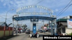 Gerbang selamat datang di Kabupaten Penajam Paser Utara (dari arah pelabuhan feri Balikpapan), 22 April 2011. (Foto: Ezagren/wikipedia)