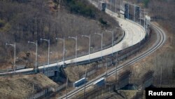 파주 통일전망대에서 바라본 경의선 도로와 철로. (자료화면)