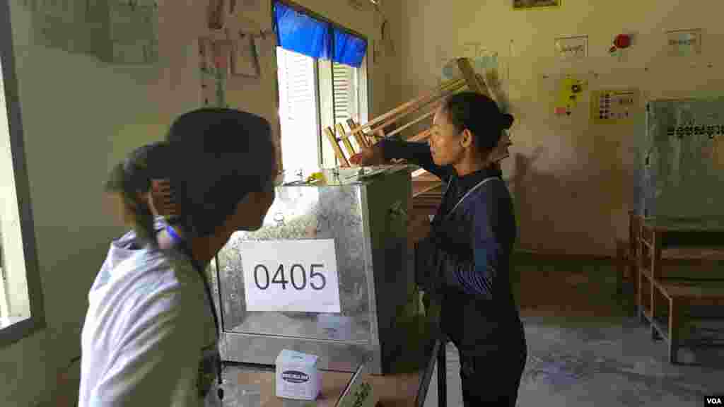 ប្រជាពលរដ្ឋ​នៅ​ភូមិ​ជ្រៃកោង សង្កាត់​ស្លាកែត ក្រុង​បាត់ដំបង ទៅ​បោះឆ្នោត ជ្រើសរើស​ក្រុមប្រឹក្សា​ឃុំ​សង្កាត់​នៅ​ការិយាល័យ​បោះឆ្នោត ក្នុង​សាលា​បឋមសិក្សា​ស្លាកែត នៅ​ថ្ងៃ​ទី៤ ខែ​មិថុនា ឆ្នាំ២០១៧។ (អ៊ិត សូធឿត/VOA)