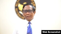 Menko Polhukam saat memberikan keterangan pers soal BLBI secara daring pada Rabu, 25 Agustus 2021. (Foto: VOA)