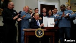 川普总统在白宫罗斯福室签署宣言，对进口的钢铝征收关税（2018年3月8日）