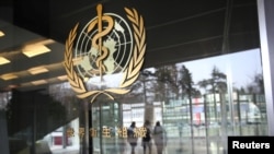 Logo Organisasi Kesehatan Dunia (World Health Organization/WHO), di Jenewa, Swiss, 6 Februari 2020.