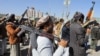 Pasukan Houthi yang baru direkrut mengacungkan senjata api dalam upacara di akhir pelatihan mereka di Sanaa, Yaman 11 Januari 2024. (Foto: REUTERS/Khaled Abdullah)