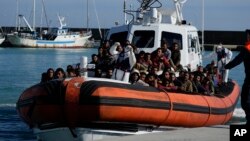 Brod sa migrantima i izbeglicama uplovljava u luku Ročela Jonika, oblast Kalabrija, Italija, 14. novembra 2021.