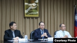 张璠（左）、林祖嘉（中）吴盟分（右）（美国之音杨明拍摄）