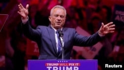 Robert F. Kenedi mlađi govori na mitingu Donalda Trampa u Njujorku (Foto: REUTERS/Andrew Kelly)