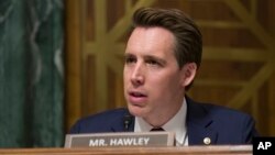 资料照：美国联邦参议员霍利（Sen. Josh Hawley, R-Mo）在参议院司法委员会听证会上进行质询。（2019年3月6日）