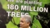 ប្រធានាធិបតី​កូឡុំប៊ី​លោក Ivan Duque ឈរ​នៅ​ក្បែរ​ផ្ទាំងរូប​ដែល​សំណេរ​ថា «យើង​កំពុង​ដាំ​ដើមឈើ​១៨០​លាន​ដើម» ក្នុង​អំឡុង​ពេល​សន្និសីទ​អង្គការ​សហ​ប្រជាជាតិ​លើក​ទី ២៦ ស្ដីពី​ការ​ប្រែប្រួល​អាកាសធាតុ (COP26) ក្នុង​ប្រទេស​ស្កុតលែន កាលពី​ថ្ងៃទី២ ខែវិច្ឆិកា ឆ្នាំ២០២១។ 