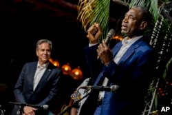 ARHIVA - Dikembe Mutombo u društvu američkog državnog sekretara Entonija Blinkena u Kinšasi, 9. avusta 2022. (Foto: AP/Andrew Harnik, Pool)