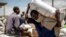 (Photo d’archives) Un Éthiopien porte sur ses épaules un sac de blé offert par l'USAID qui sera distribué par la Société de Secours du Tigré dans la ville d'Agula, dans la région du Tigré, dans le nord de l'Éthiopie, le samedi 8 mai 2021.