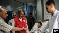 Francesco Rocca (dua dari kiri) Presiden Federasi Palang Merah Internasional dan Kelompok Bantuan Bulan Sabit Merah, menjenguk pemuda Palestina yang sedang dirawat di rumah sakit Bulan Sabit Merah di Khan Yunis, Jalur Gaza selatan, 22 Mei 2018. (Foto: dok).
