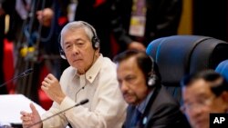 菲律宾外长雅赛（左）代表杜特尔特总统出席东盟美国峰会。（资料照片）