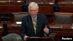 Pemimpin Minoritas Senat AS Mitch McConnell berbicara tentang mantan Presiden AS Donald Trump, menuduhnya melalaikan tugas, segera setelah Senat AS memilih untuk membebaskan Trump dengan pemungutan suara 57 bersalah atas 43 tidak bersalah. (Foto: Reuters)