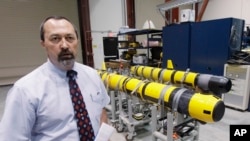 美国海军水下战中心一个实验室里陈列的一对无人潜航器（资料图）