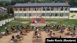 Mirza Begovic mengajar sebuah kelas di sebuah sekolah dasar di ruang kelas terbuka, sebelum dimulainya tahun ajaran di tengah wabah Covid-19, di Kacuni, Bosnia dan Herzegovina, 8 September 2020. (Foto: REUTERS/Dado Ruvic)