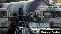 Arhiva: Vojnici Kineske narodne armije salutiraju ispred mobilnih nosača raketa koje su sposobne da nose nuklearne bojeve glave, tokom parade u Pekingu.