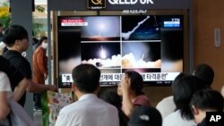 Layar TV menampilkan gambar peluncuran rudal Korea Utara saat program berita di Stasiun Kereta Api Seoul di Seoul, Korea Selatan, Kamis, 31 Agustus 2023. (Foto: AP)