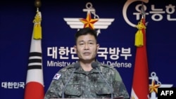 韩国联合参谋本部的全东进少将在首尔韩国国防部举行的记者会上谈朝鲜发射的飞行物。(2019年11月28日)