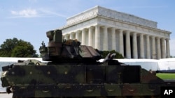 Moko ya mikalo ya bitumba ya mapinga ya Etats-Unis liboso ya mémorial ya Lincoln, na Washington, 3 juillet 2019.