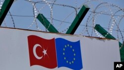 Kawat berduri mengelilingi pusat deportasi di Pehlivankoy, Kirklareli, Turki, 4 April 2016.