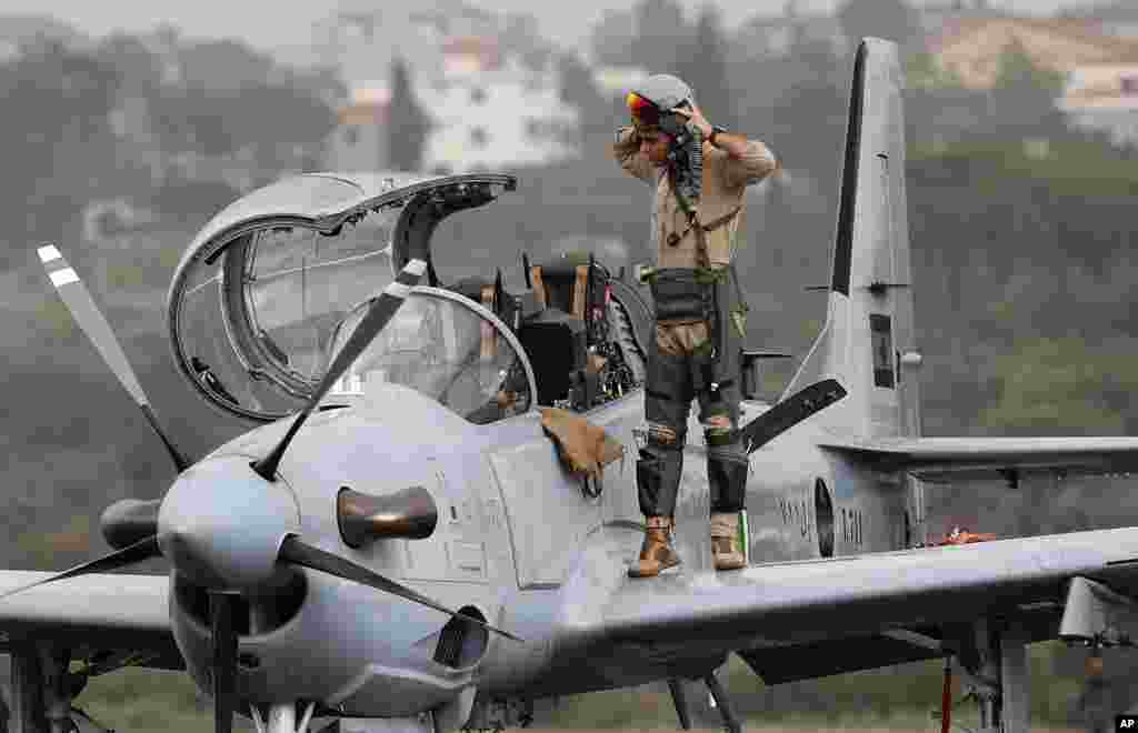 Mayakan Lebanon su na duba jiragen saman yakin A-29 Super Tucano da suka saya daga Amurka