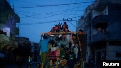 面对以色列可能发动攻击，一些巴勒斯坦人正逃离加沙地区南部的拉法市。（路透社2024年5月9日）