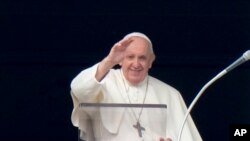 Paus Fransiskus saat mendaraskan doa Angelus dari jendela yang menghadap ke Lapangan Santo Petrus, di Vatikan, Minggu, 31 Oktober 2021. (Foto: AP/Andrew Medichini)