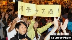 市民为学联代表打气（苹果日报图片）