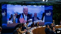 Predsednik Džo Bajden, prikazan na ekranu, govori dok ostali lideri G20 slušaju na samitu G20 u Muzeju moderne umetnosti u Rio de Žaneiru, Brazil, 18. novembar, 2024. (Foto: AP/Eric Lee/The New York Times)